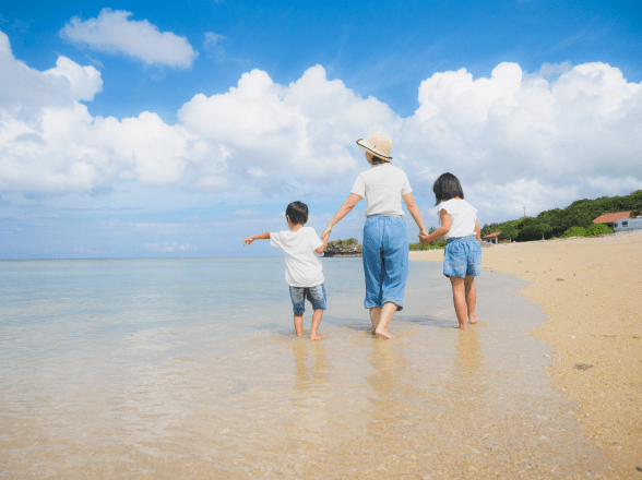 japanese-parents-and-children-playing-on-the-beach-with-their-children-on-a-holiday